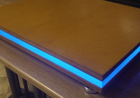 Multiplex-Acrylglas-Aitumen mit Federn